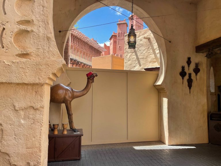 PHOTOS: Des échafaudages et travaux au pavillon Marocain à l’EPCOT de Walt Disney